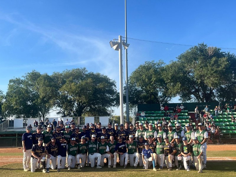Team Sask & the Trappers pose for a pic together 