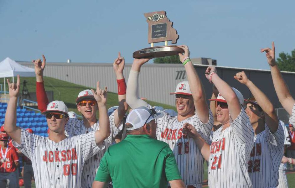 Jackson seniors celebrate w/ MSHSAA trophy