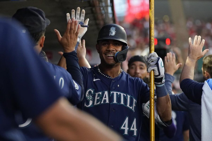 Mariners win again with lots of smiles