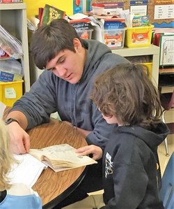Raider Football Player  Dan Auberzinsky (OT/DT/Reading Volunteer)