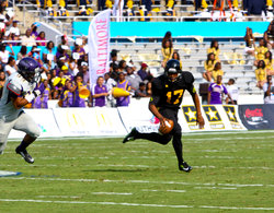 QB Jonathan Williams on the run!